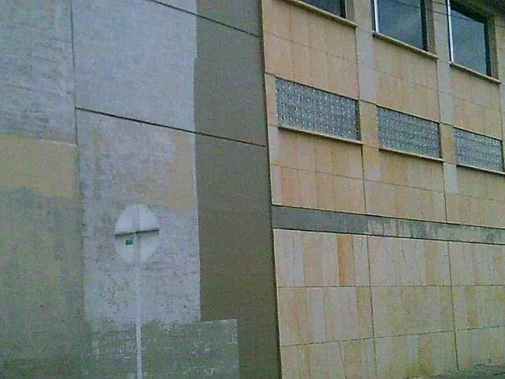 Fachada con limpieza parcial: lado izquierdo limpio y lado derecho sin limpiar