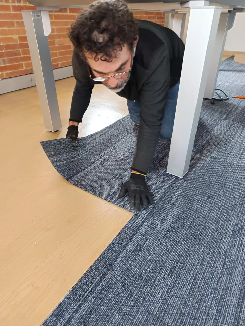 Instalación de loseta de alfombra en una oficina