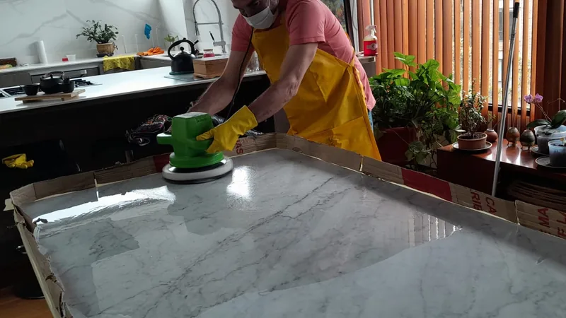 Técnico puliendo una mesa de mármol con máquina orbital